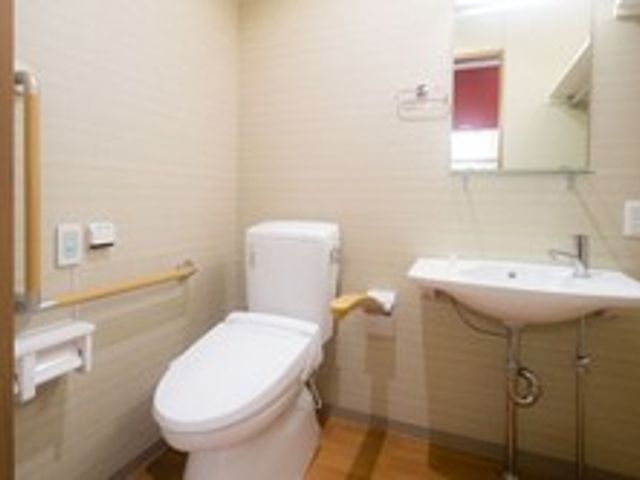 バリアフリー設計のトイレ トイレ 安全を配慮した設計の快適なトイレです。手すりが備わり、床面も滑りにくくなっており、どなたも安心してご利用いただけます。