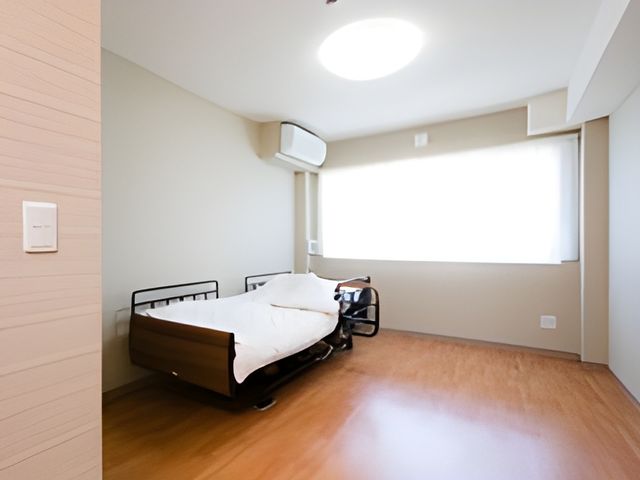 広々とした明るい居室 居室 ゆとりある空間が特徴の居室です。大きな窓からは自然光が差し込み、明るく快適な生活空間を提供しています。