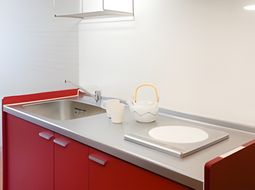 洗練された赤のキッチン