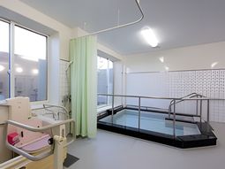 浴槽と設備の整った浴室