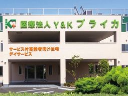 明るい外観のエントランス