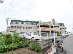建物の外観と看板