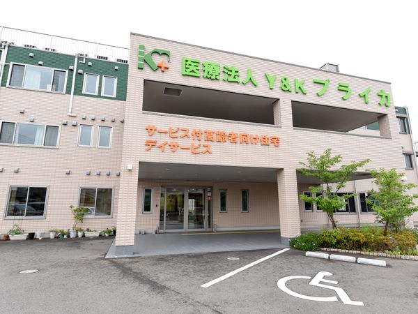 明るい外観の建物