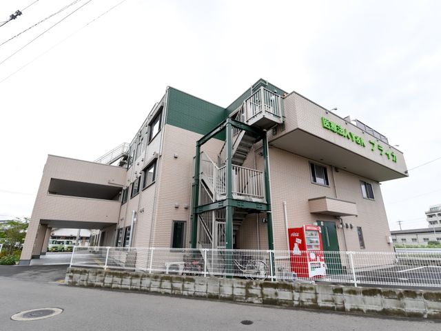 施設の外観の様子 外観 柔らかい色合いで建てられた建物が、訪れる方々を温かく迎え入れます。スタッフが活き活きと働く姿が想像できる環境です。