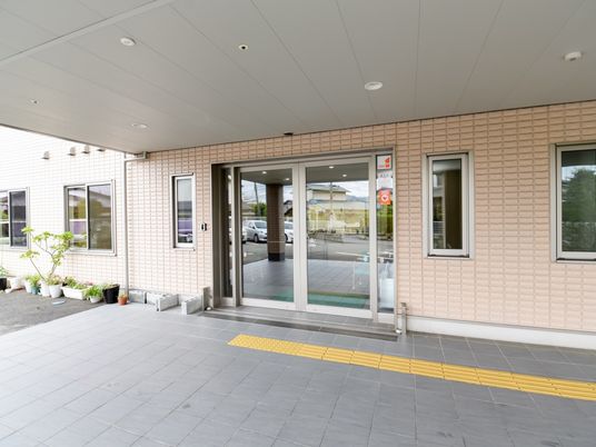 明るいエントランスの外観