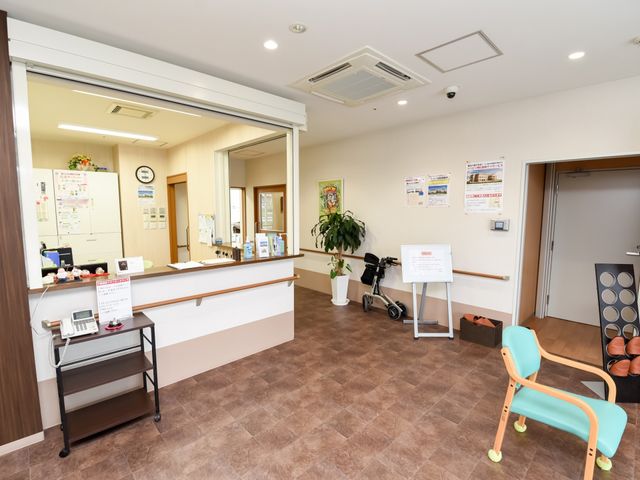 清潔感のあるエントランス エントランスホール 広々としたエントランスには、明るく開放的な雰囲気が漂っています。受付カウンターも見渡せる配置で、安心して業務に取り組めそうです。