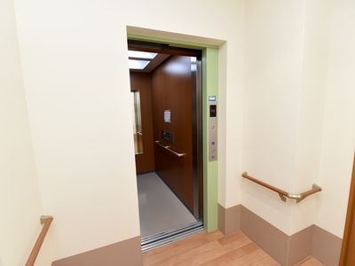 バリアフリー設計のエレベーター
