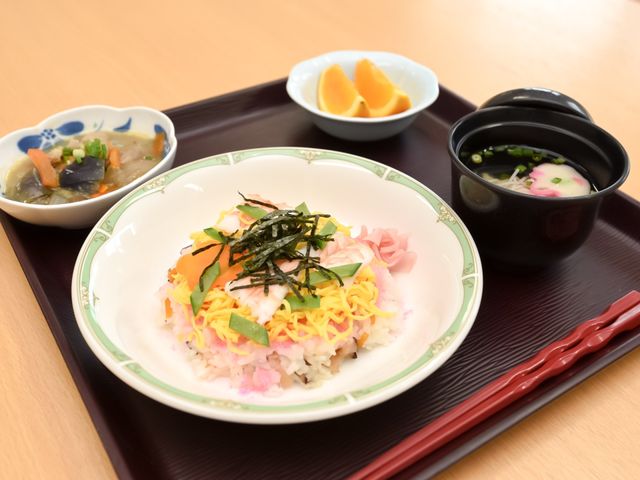 和風の彩り豊かな食事 食事 栄養バランスを考えた和食メニューです。彩り豊かなお食事を通して、日々の健康をサポートいたします。