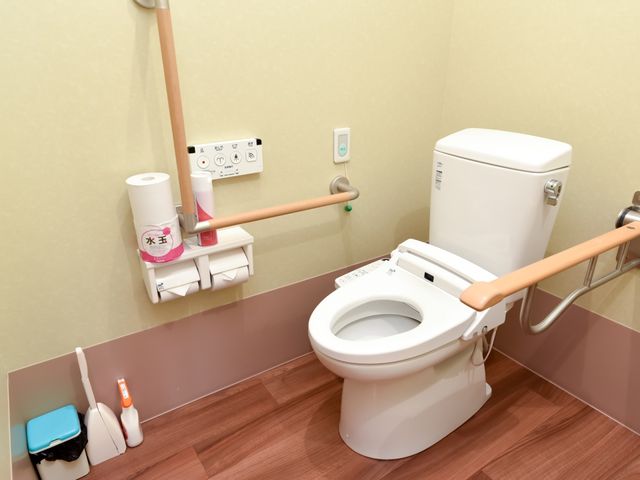 バリアフリートイレ設備 トイレ 手すり付きの清潔なトイレです。安心してご利用いただけるよう配慮された設計となっております。