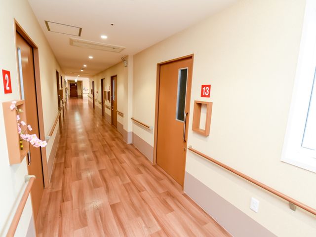 清潔感のある明るい廊下 廊下 手すりが備わった暖かみのある廊下は、安全に歩行できる工夫が施されており、心地よい環境が保たれています。