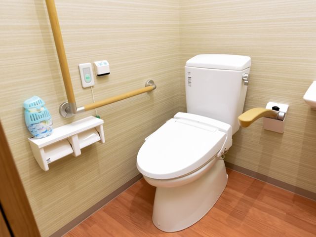バリアフリートイレ設備 トイレ 安全な手すりが備えられた清潔なトイレスペースです。利用者の快適性と安全を考慮した設計になっております。