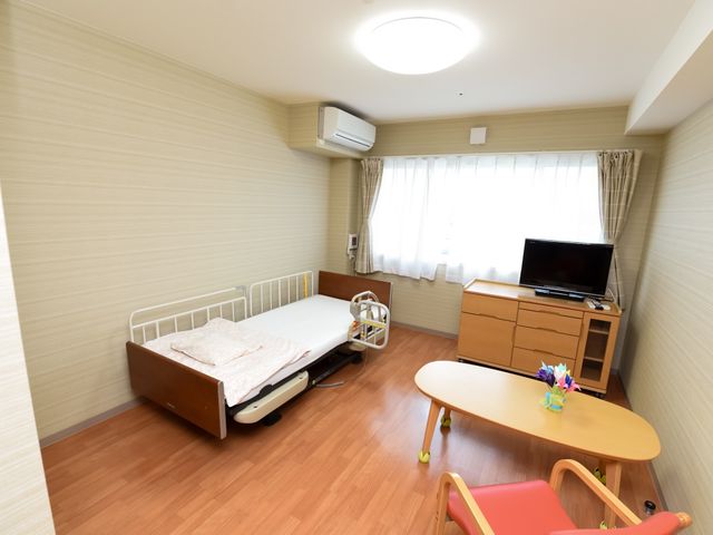 キレイな居室の一部 居室 温かみのある居室です。個々のニーズに対応した家具と設備が整っており、快適な個人空間をお約束します。