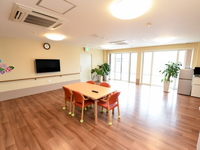 共有スペースの清潔な居室 共有スペース 広々とした多目的室です。清潔感のあふれる空間で、リラックスしたひとときを過ごせます。