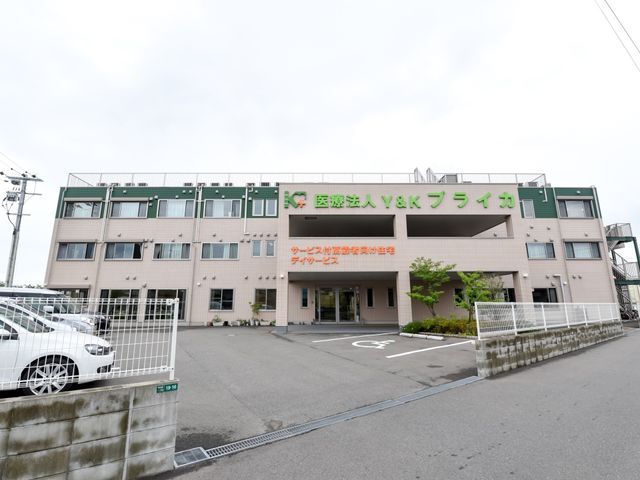 緑豊かな外観の建物 外観 清潔感のあふれる外観と、手入れされた緑が迎える施設です。働きながら環境の良さも感じられる場所です。