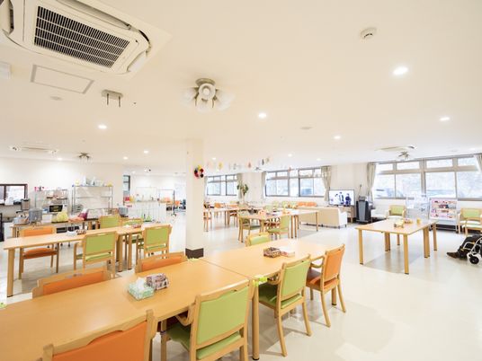 広々とした明るい食堂