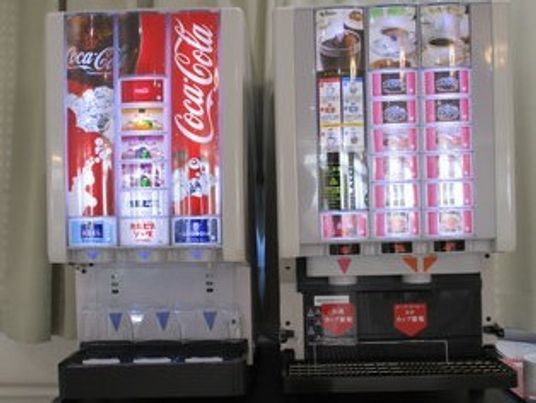 自動販売機並ぶ休憩所