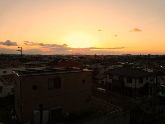夕焼け空と住宅のシルエット