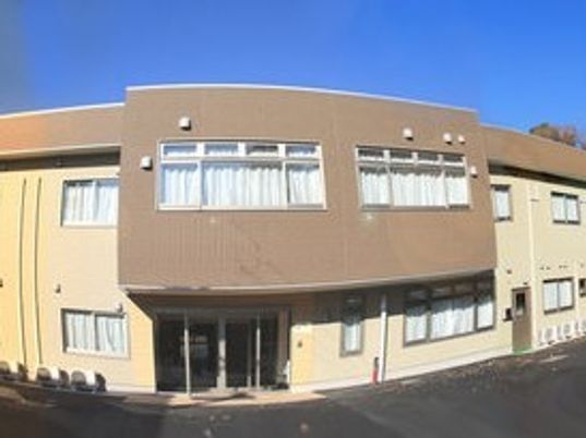 明るい外観の建物