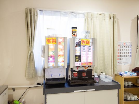 飲料自動販売機とカレンダー