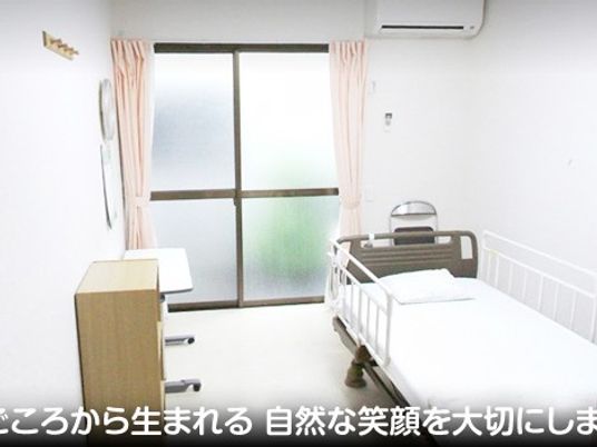 明るい居室のベッド  