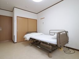 清潔な個室とベッド