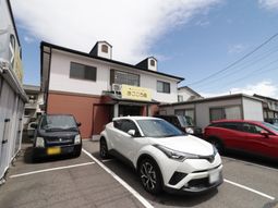 外観の施設と駐車場