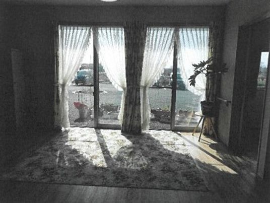 明るい居室の窓辺