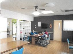 共有スペースでくつろぐ人々