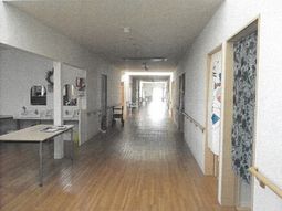 広々とした明るい廊下