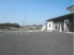 明るい外観と駐車場