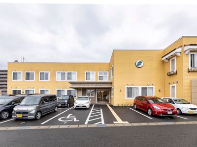 黄色い壁のきれいな建物