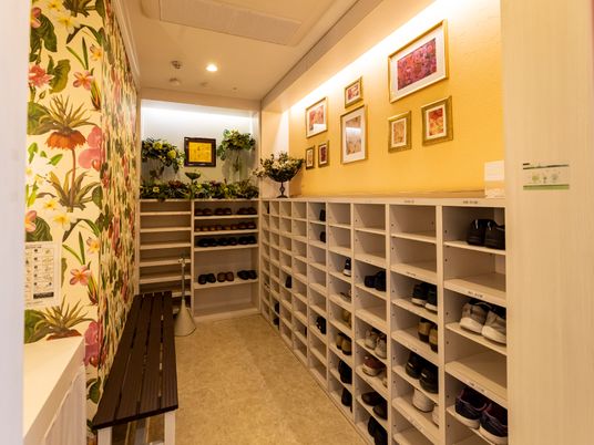 玄関の靴箱とベンチ