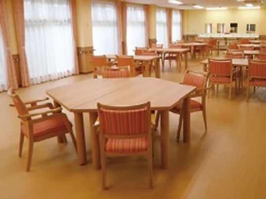 明るい食堂の光景