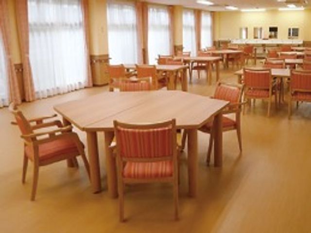 明るい食堂の光景