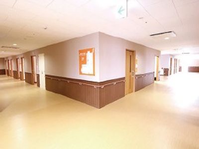広々とした明るい廊下