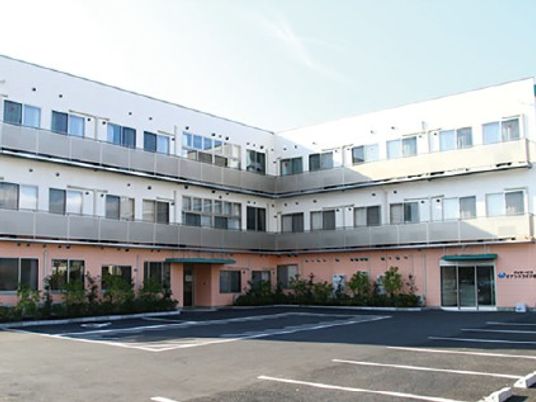 施設の明るい外観