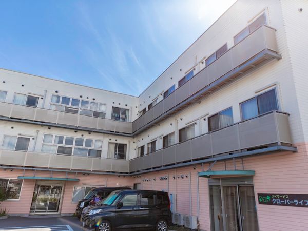 白い壁の建物外観