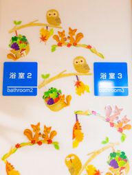 案内板と壁の装飾