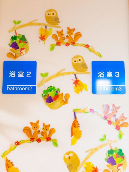 案内板と壁の装飾