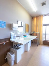 洗面台と窓のある部屋