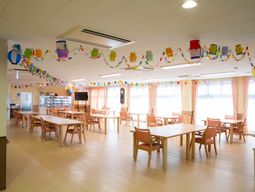 広々とした明るい食堂空間