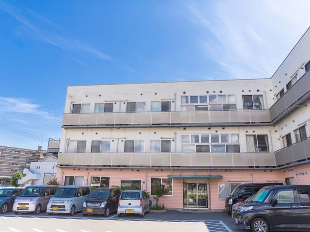 明るい日差しの施設外観