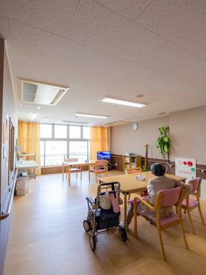 居室でくつろぐ高齢者