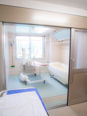 バリアフリーの浴室施設