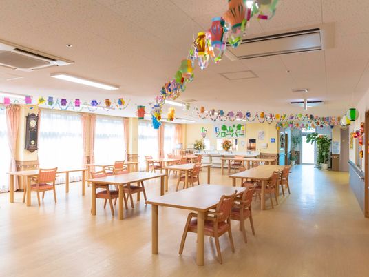 装飾付き広々食堂