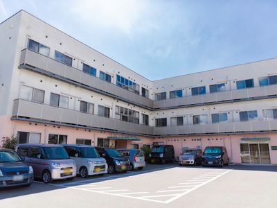 清潔な建物と駐車場