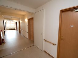 明るい廊下の一角