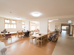明るい居室の日常風景