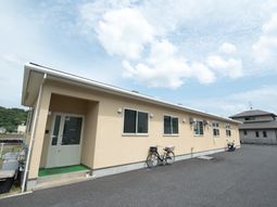 一階建ての明るい建物