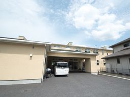 明るい外観のエントランス